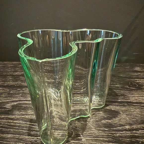 Alvar Aalto Littala Wavy Glass Vase from MOMA Museum of Modern Art NYC. 🪻🪻🪻 - Picture 3 of 9